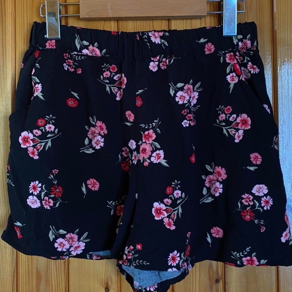 Cute pink and red floral shorts from H&M 🌺 - Picture 4 of 5